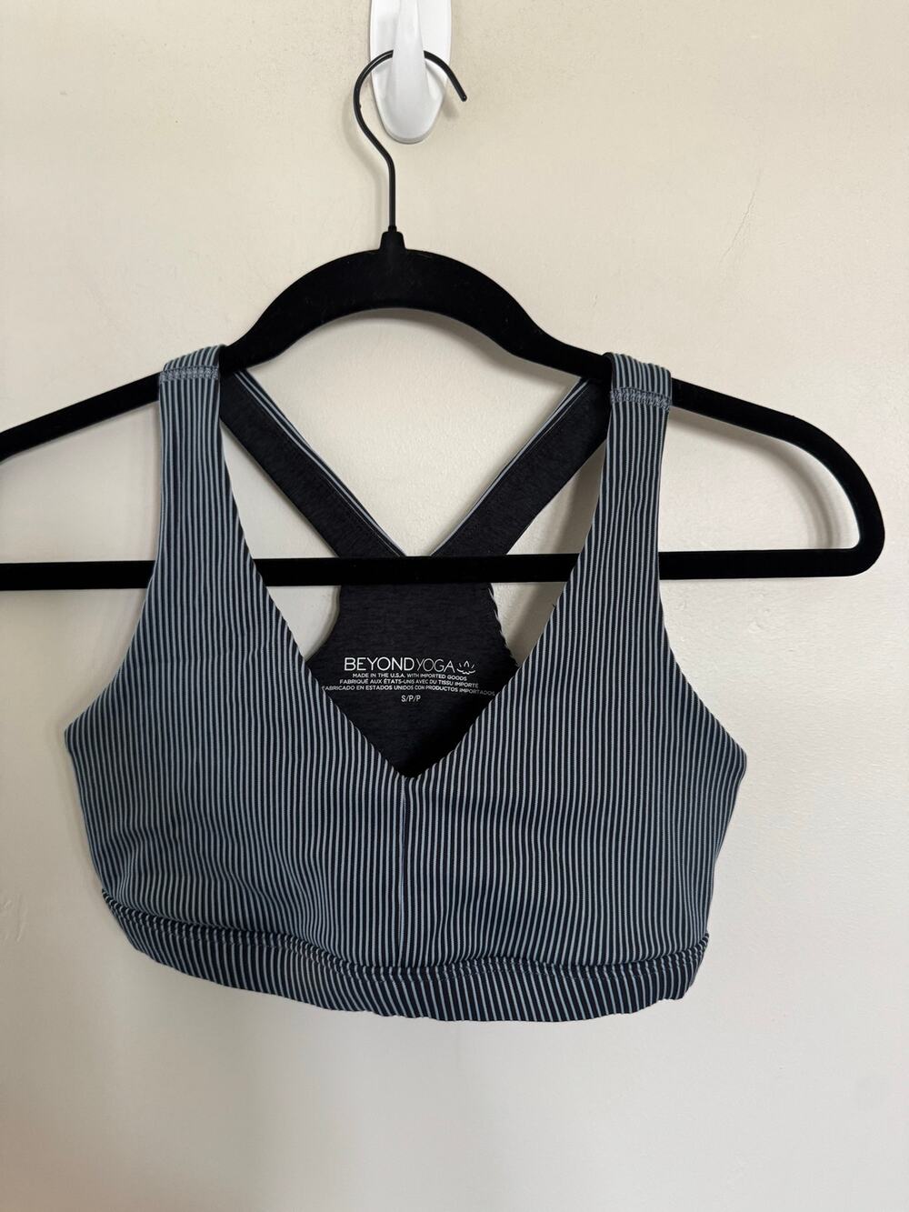 NWOT Beyond Yoga Dimensions Bra in Gray/White Pinstripe SZ S